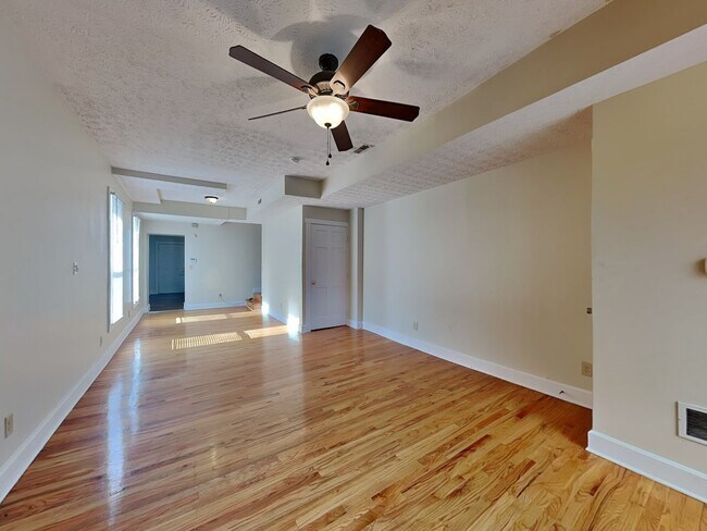 Building Photo - 1391 Indianola Ave