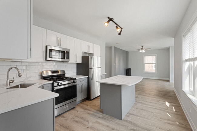 Building Photo - 6942 N Wolcott Ave