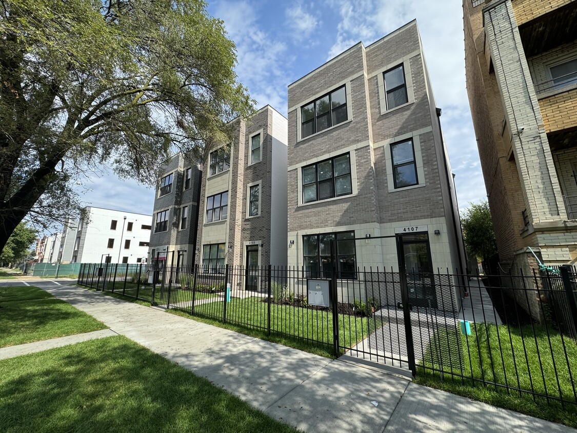 Primary Photo - 4107 S Prairie Ave