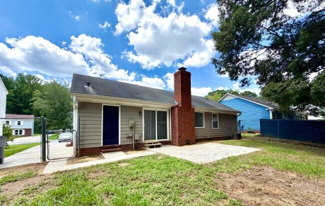 Foto del edificio - 1/2 MO OFF SPECIAL - Ranch 3 bed, 2 bath, Fence yard -East Charlotte