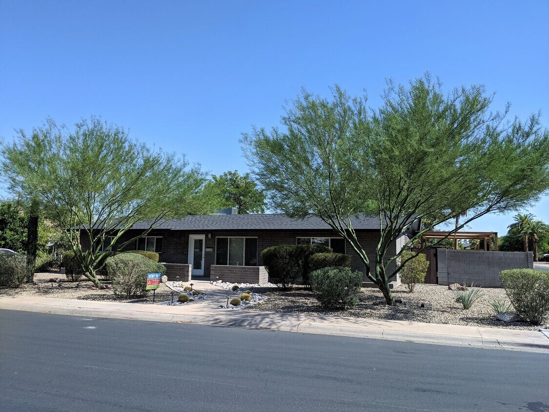 Primary Photo - 4 Bedroom Home in Tempe Gardens Near E Sou...