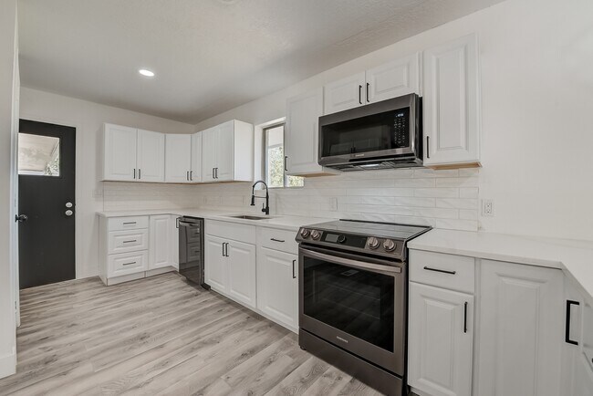 Building Photo - 933 W 2300 N