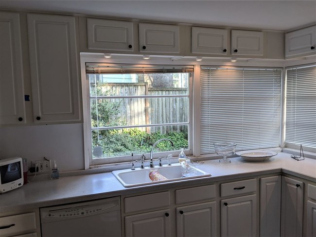 Building Photo - Olympic Hills Charmer