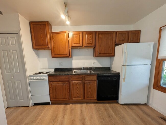 Building Photo - 301 Riverdale Dr