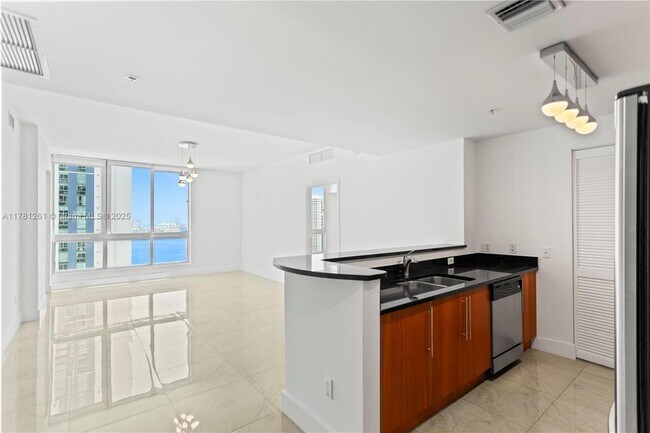 Foto del edificio - 300 S Biscayne Blvd