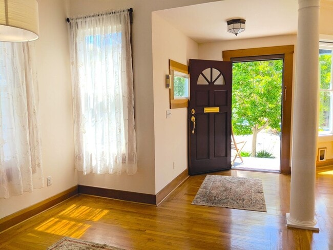 Building Photo - Rockridge Duplex | 3 Bed / 2 Bath | Hardwood Floors | Dogs Considered