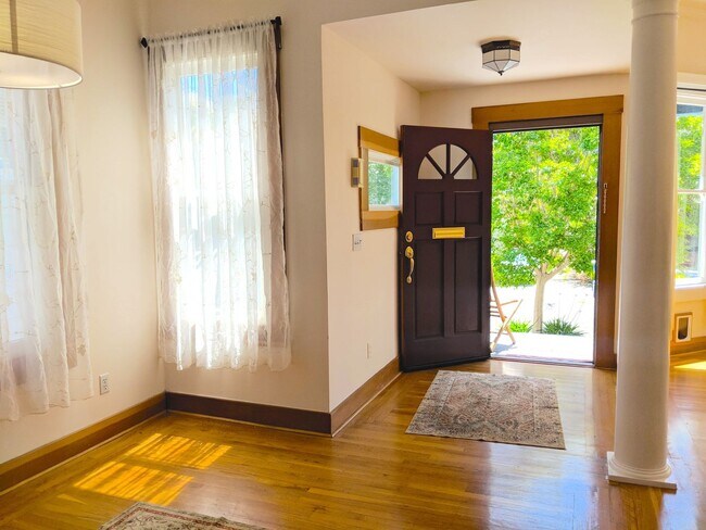 Foto del edificio - Rockridge Duplex | 3 Bed / 2 Bath | Hardwood Floors | Dogs Considered