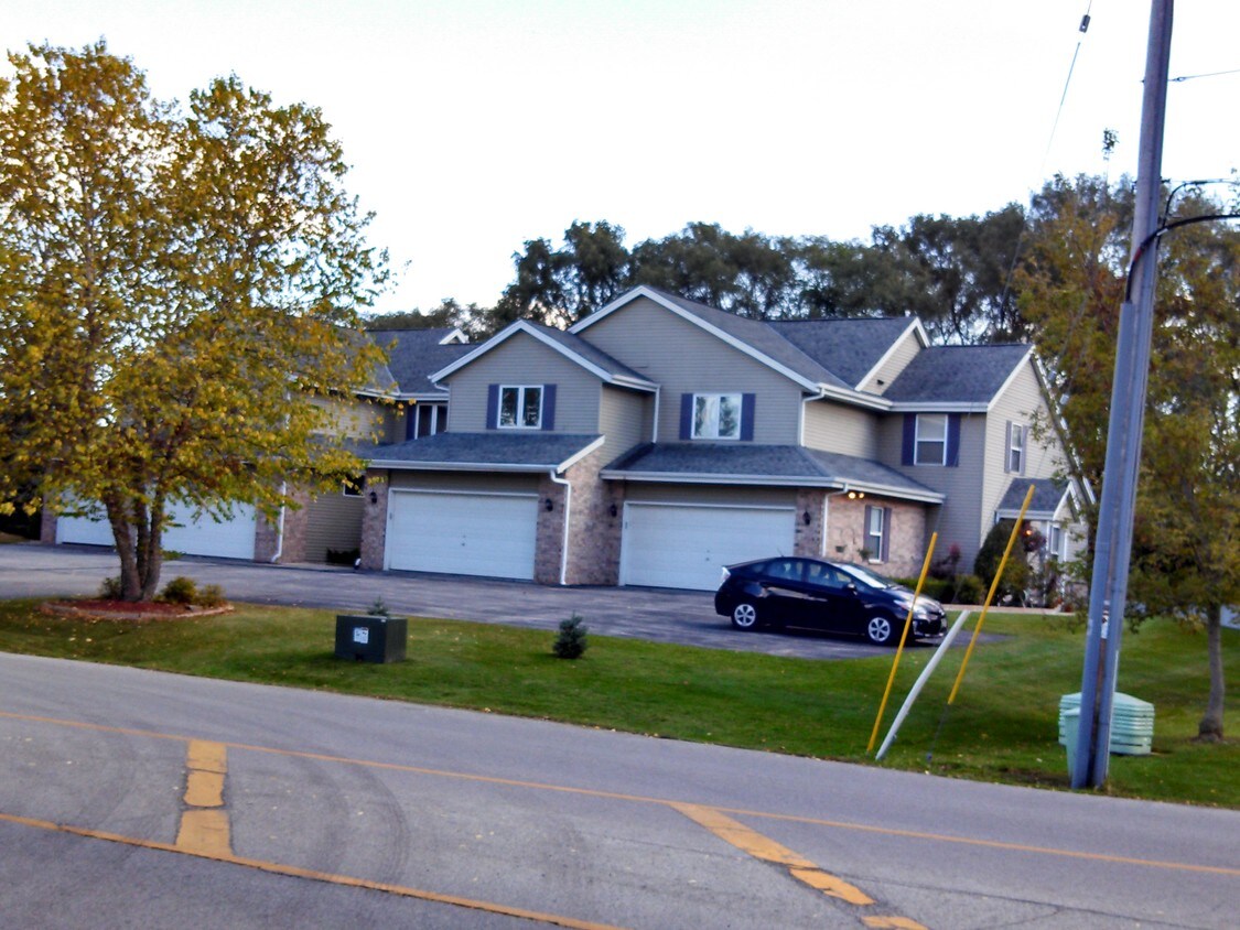 17255 Wisconsin Ave, Brookfield, WI 53045 Townhome Rentals in