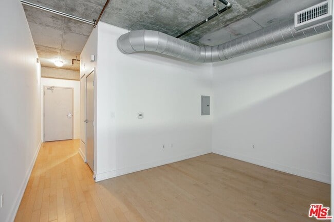 Building Photo - 645 W 9th St