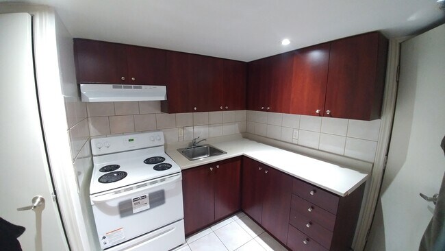 Photo du bâtiment - Two Bedroom Basement Apartment in  Scarbor...