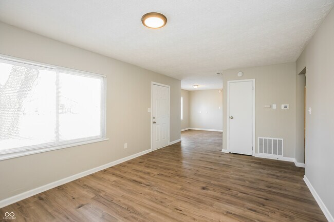 Building Photo - 728 Holiday Dr