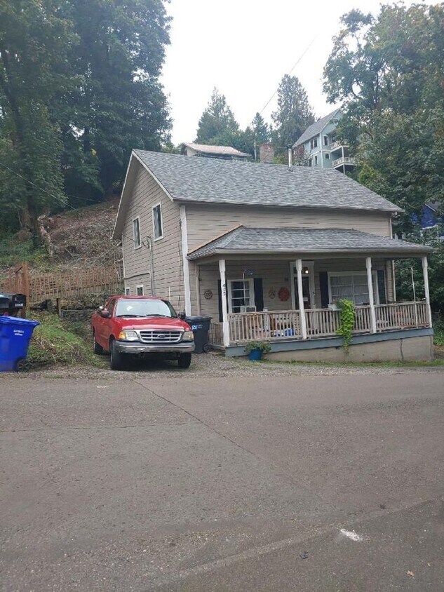 402 3rd Ave Unit 1, Oregon City, OR 97045 Room for Rent in Oregon City, OR