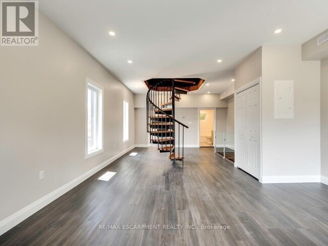 Photo du bâtiment - 201 Victoria Ave N