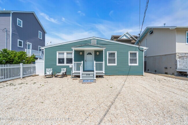 Building Photo - 316 6th Ave