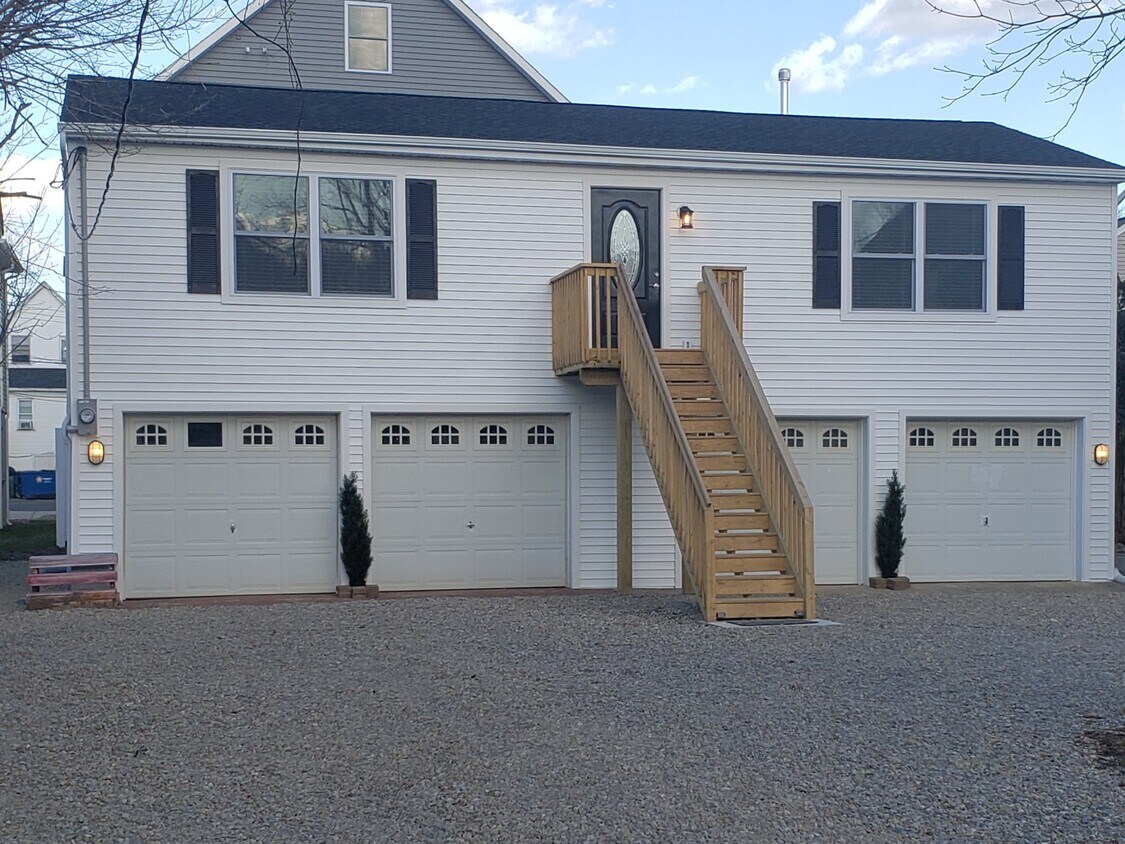 House and 1 garage - 22 4th St
