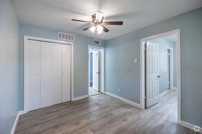 2 habitaciones, 2,5 baños - 875 pies cuadrados - Segundo dormitorio - VILLA VALENCIA