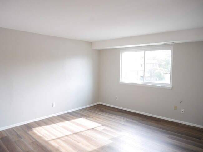 Building Photo - Two Bedroom 2nd Floor Condo- Reisterstown, MD