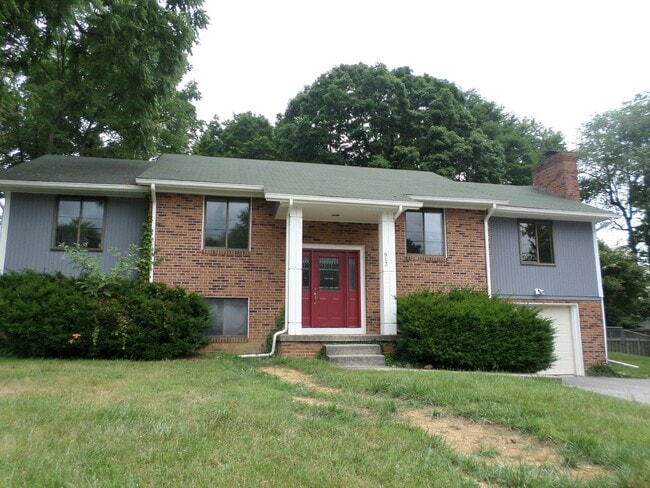 Building Photo - 4 Bedroom 3 Bath House with 1 Car Garage