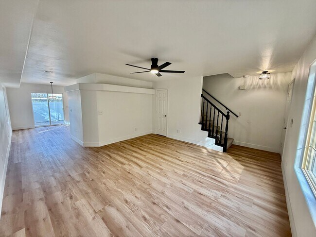 Foto del edificio - Remodeled 3-BR Lexington Townhome - End Unit