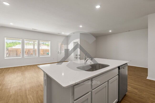 Building Photo - 110 E Sunbelt Ct