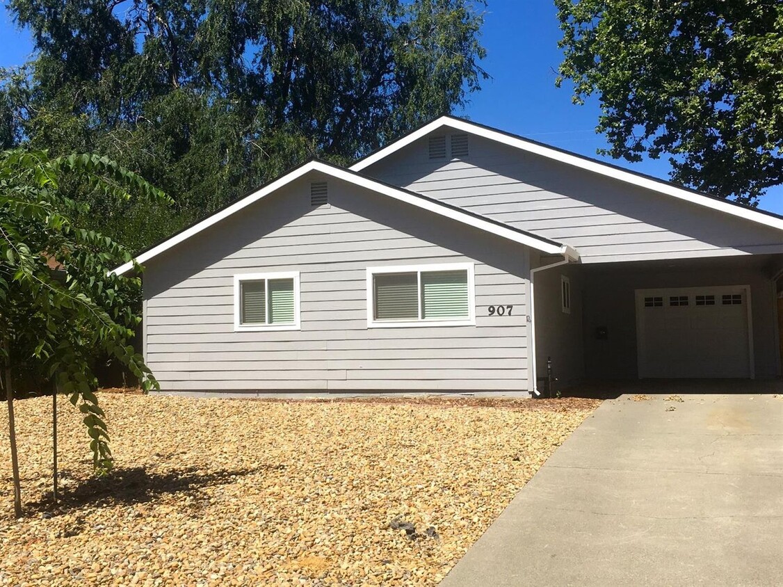 Primary Photo - Cute and Cozy Updated 3 bedroom Home