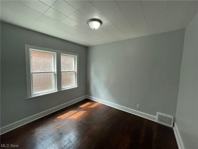 Foto del edificio - 3529 W 100th St