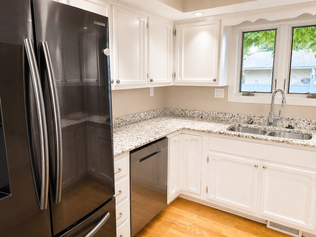 Building Photo - Beautiful, spacious 3 bedroom home in Savoy!
