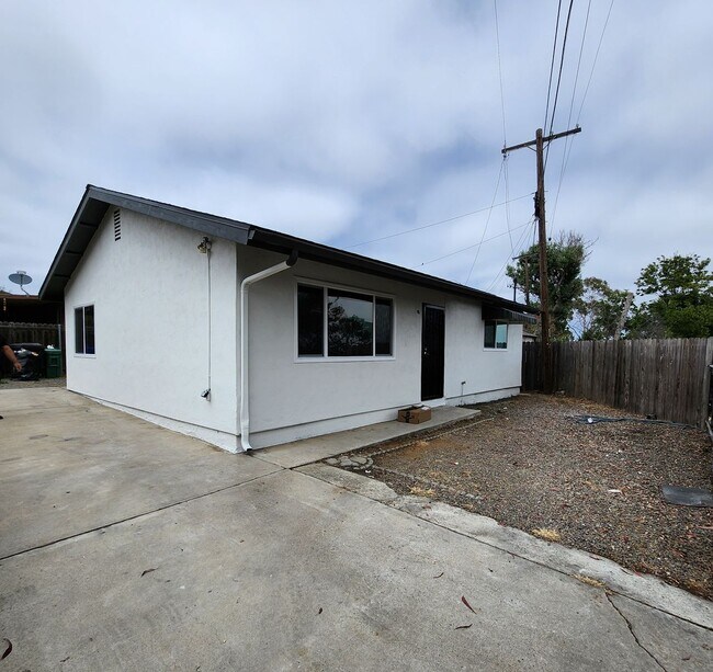 Foto del edificio - Golden Hill 2 bedroom 1 bath remodeled Single family Home  2595.00