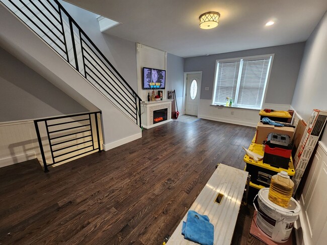 Building Photo - Beautiful bright modern 3 bed 1.5 bath hom...
