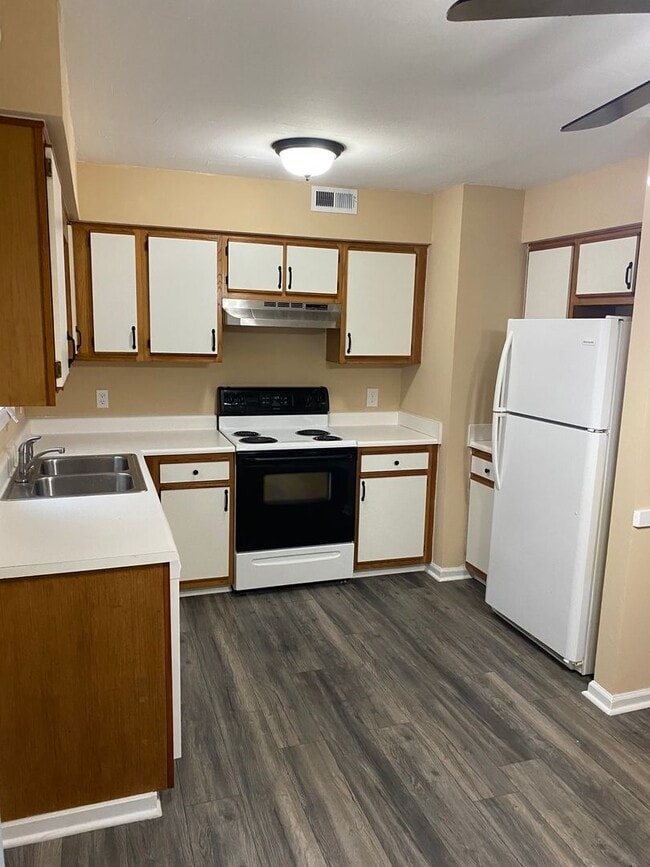 Building Photo - Condo in Great Location