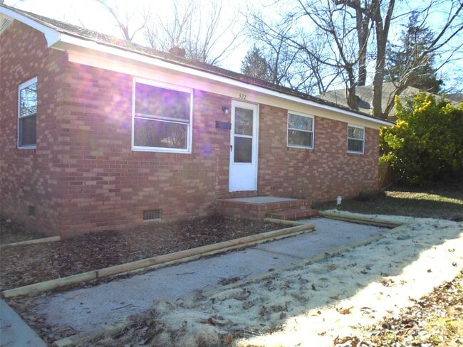 Building Photo - 322 N Hoskins Rd