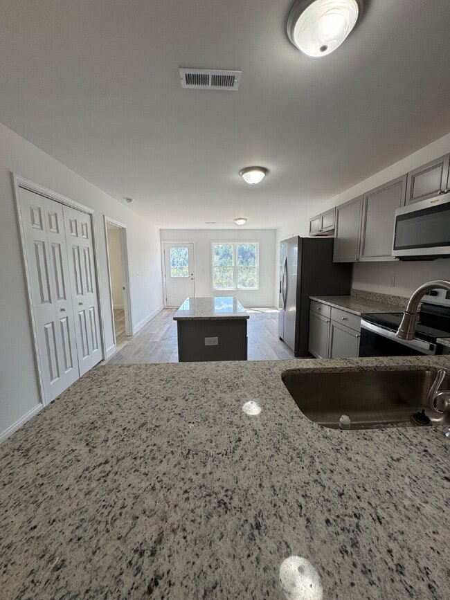 Foto del edificio - "Charming 3-Bed Retreat with Granite Touch...