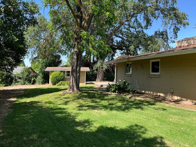 Building Photo - Two Bedroom Two Bathroom in a Parklike Set...