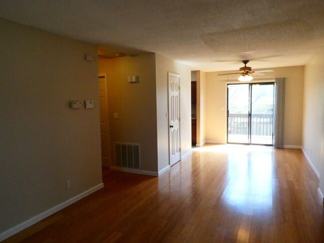 Building Photo - 3 Bedroom 2.5 Bath- Off Broadway Condominiums