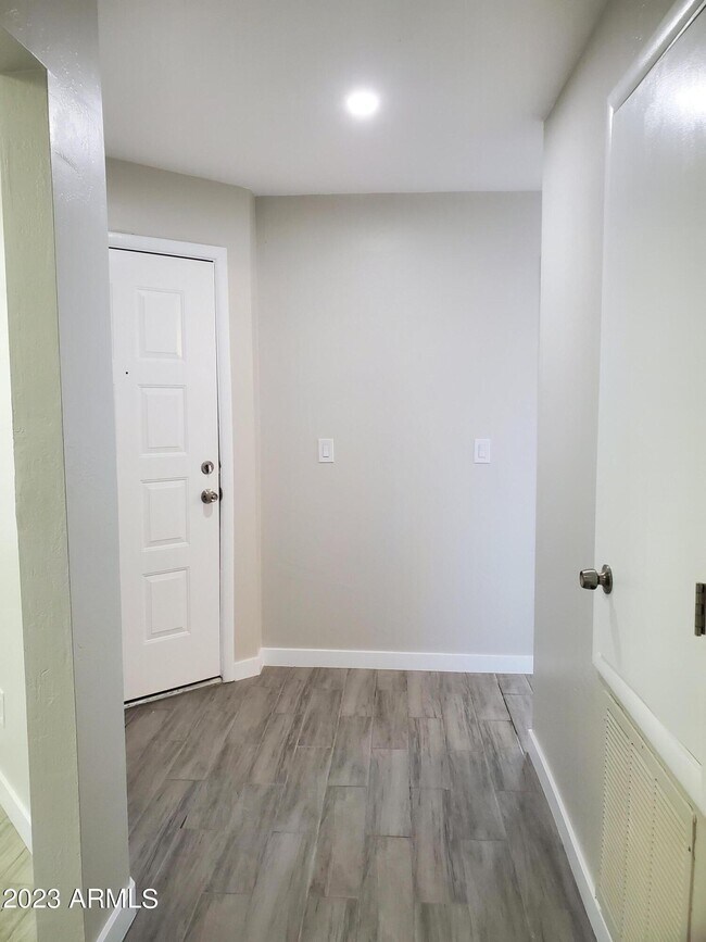 Building Photo - 930 N Mesa Dr