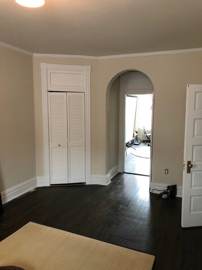 Building Photo - Amazing Dupont Find