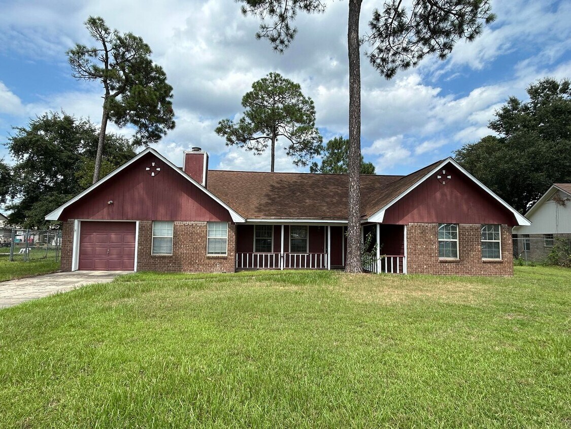 Primary Photo - 702 Woods Ct