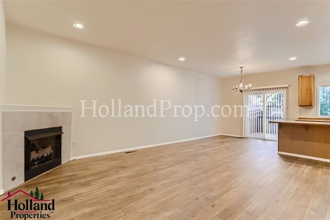 Building Photo - Beautiful 3-bedroom Unit in Excellent Hillsboro Location!