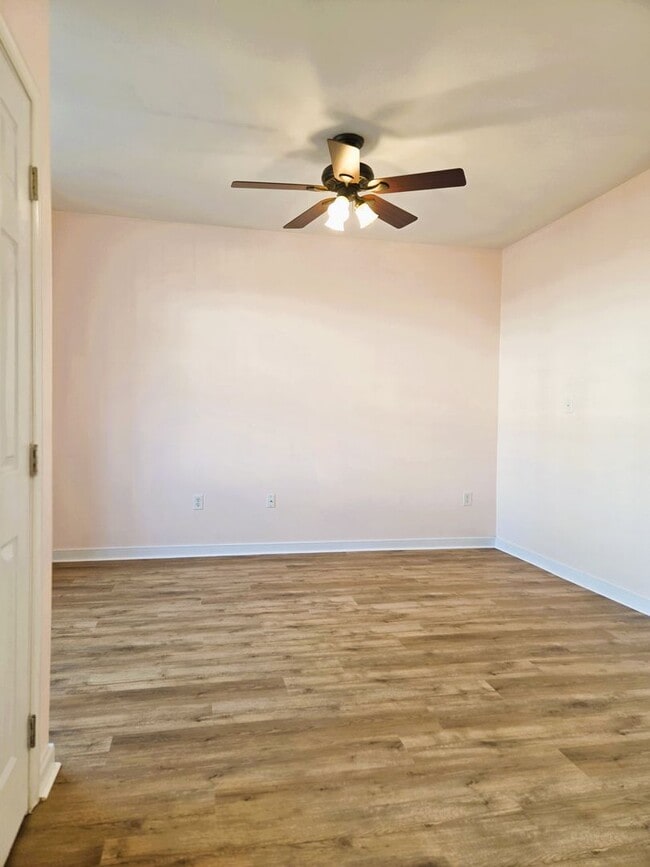 Foto del edificio - Ashley Village Townhome with all new LPV flooring and paint.