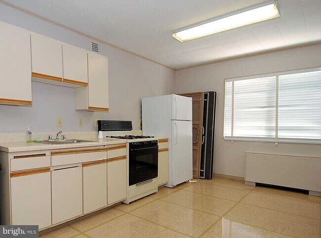 Building Photo - 1121 University Blvd W