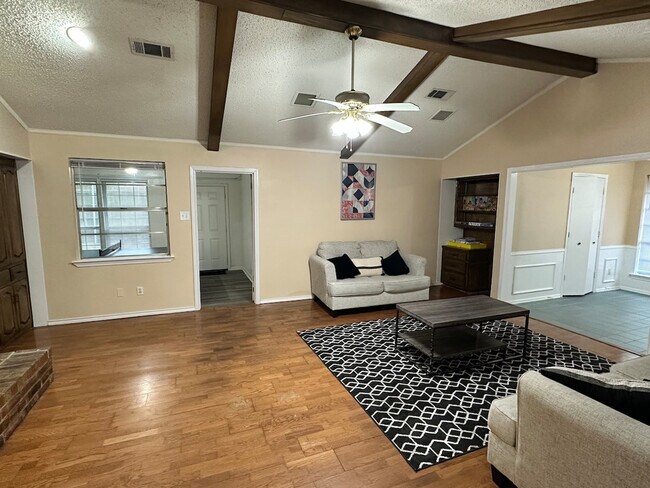 Building Photo - 4821 S Country Club Rd