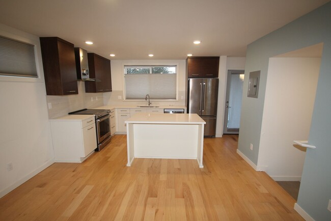 Foto del edificio - Modern Townhome in HEART of West Seattle