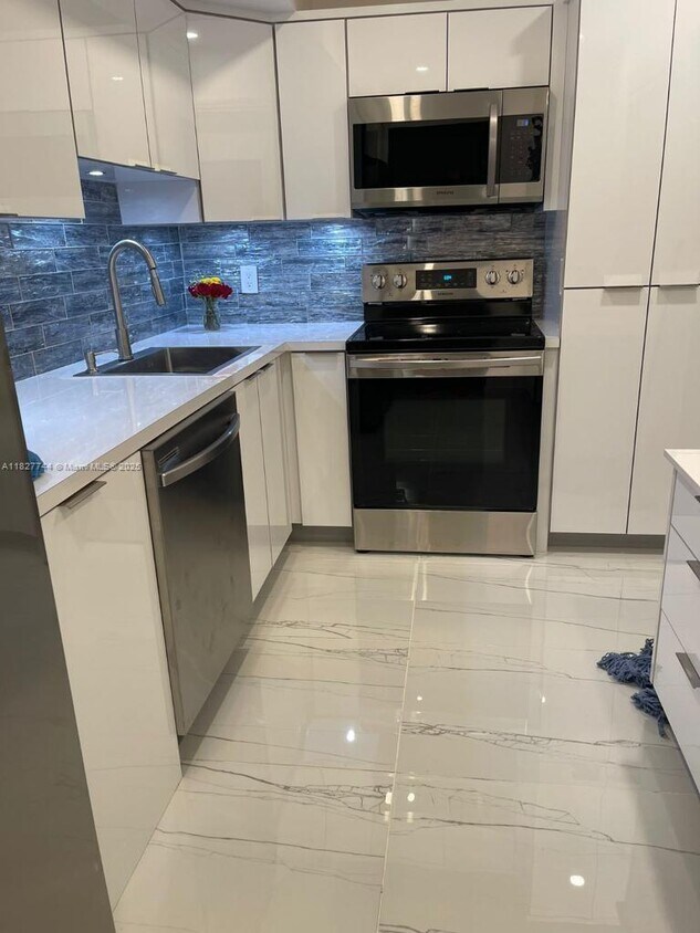 Primary Photo - 2800 N Palm Aire Dr