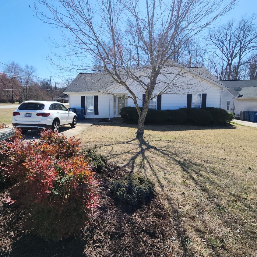 Primary Photo - Cute 3 Bedroom, 2 Bath One Level Home For ...