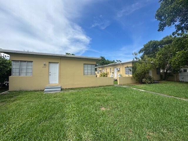 Building Photo - 1705 Moffett St