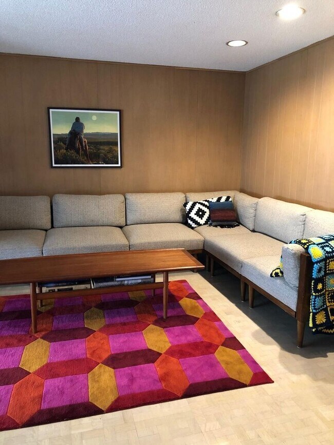 Foto del edificio - 355 S Newport Way