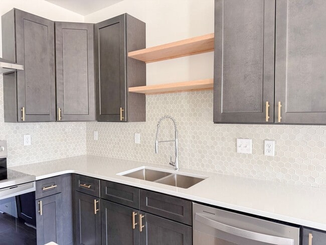 Foto del edificio - Fuller Style - Spacious 2-Bedroom Townhome with Flex Room at Highbury