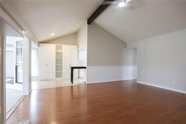 Building Photo - 1002 Great Oaks Cove