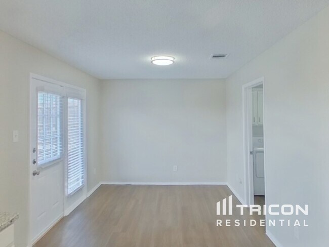 Foto del edificio - 8116 Cutter Hill Ave