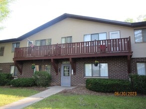 Building Photo - N111W15621-W15621 Vienna Ct